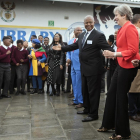 Theresa May, durante su visia a una escuela de Ciudad del Cabo, donde se ha arrancado a bailar. /