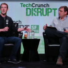Mark Zuckerberg (izquierda), junto al analista Michael Arrington, ayer, en un acto de la web Tech Crunch.