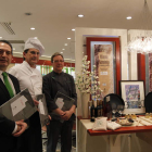 Javier Carlón y Osvaldo Menéndez con Jósé Luis Alonso Marín en El Corte Inglés.
