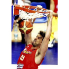 El pívot de la selección española, Marc Gasol, machaca sin piedad la canasta de Líbano.