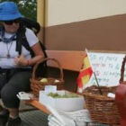Una peregrina descansa en un banco a su paso por San Miguel del Camino, en una foto de archivo.