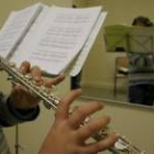Una niña recibe clases de flauta travesera en la Escuela Municipal de Música de León