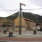 La rotonda del museo del ferroviario acoge este año un árbol de Navidad de luces. CAMPOS