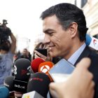 Sánchez atiende a los medios a su llegada a Valencia, donde protagonizó el primer encuentro. J. LIZÓN