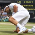 Rafa Nadal con gesto de resignación cae en una acción del juego ante el serbio Djokovic.