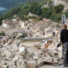 Un superviviente del terremoto mira las ruinas de Pescara del Tronto.