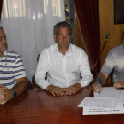 García, Sen y Santos en el momento de firmar en favor de recuperar el río Esla. CAMPOS