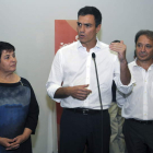 El secretario general del PSOE, con Clara Luquero y Juan Luis Gordo, ayer, en Segovia.
