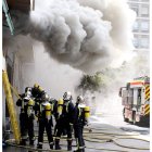 Los bomberos sofocaron el incendio a pesar del humo. MIRIAM CHACÓN