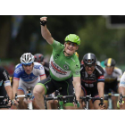André Greipel levanta el puño en señal de victoria.