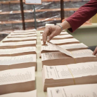 Un operario trabaja en los preparativos electorales de las elecciones del 2015.