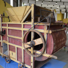La imagen muestra una antigua máquina de limpiar el grano en la exposición que pudo verse en Cimanes.