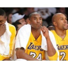 Ron Artest (izquierda), Kobe Bryant (centro) y Derek Fisher, de Los Angeles Lakers.