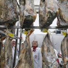 Milagros Marcos y Guillermo García, en una de las salas de la empresa. JESÚS F. SALVADORES