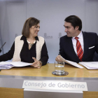 La portavoz de la Junta, Milagros Marcos, y el consejero de Fomento, Suárez-Quiñones. NACHO GALLEGO