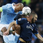 Benzema disputa un balón ante Kompay en el encuentro ante el Manchester City.