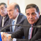 El consejero de Sanidad, Sáez, ayer en una mesa redonda. ARRANZ