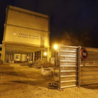 Parte delantera de las obras paradas del centro de salud de Pinilla ayer por la noche. RAMIRO