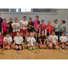 Foto de familia de Pía Sarmiento y las jugadoras y jugadores. J. PÉREZ