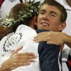 Phelps recibe la fecilitación de un compañero por su octavo metal