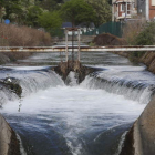 Canal Bajo del Bierzo a su paso por Compostilla, que desaparecerá con la modernización y la conexión en Cabañas. L. DE LA MATA