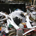 Un contenedor con basuras sin recoger, durante la huelga de limpieza, en la calle de Modesto Lafuente, Madrid.
