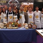 La Feria de los Productos de León acoge el acto de presentación de la asociación de productores de queso de la provincia; en el centro, el portavoz de la asociación, Jesús Mª Rodríguez