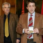 Agustín Suárez, presidente de Promonumenta, tras entregar la medalla a Javier García-Prieto