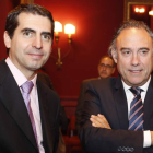 El consejero delegado de la Cultural, Ignacio Álvarez, junto al director general de la entidad leonesa, Felipe LLamazares. RAMIRO