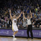 Klay Thompson celebra una canasta.