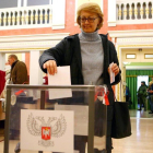 Una mujer deposita su voto en un colegio electoral de la ciudad ucraniana de Donetsk