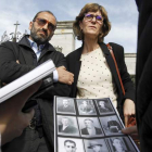 Familiares de los exhumados con sus fotografías. PAOLO AGUILAR