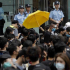 Los manifestantes se han congregado este viernes frente a la comisaría central de Hong Kong.