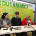 El alcalde y el Marca de Cacabelos presentaron los talleres junto a la Cruz Roja. L. DE LA MATA