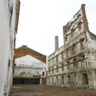 La antigua azucarera Santa Elvira, apuntalada antes de comenzar las obras del palacio de Congresos.