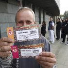 Un aficionado muestra sus entradas del Cultural-Barcelona de Copa de hace siete años. JESÚS
