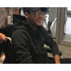 Neymar, a su llegada a Brasil, en silla de ruedas.