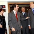 Aznar bromea con el persidente de la UMP francesa, Alain Juppe, en presencia de la ministra Palacios