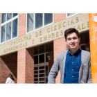 Javier Martínez, a la entrada de la facultad donde estudia Comercio Internacional. F. OTERO PERANDONES