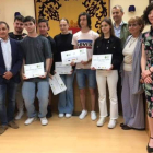 Los premiados posan con su diploma en Villablino. DL