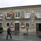 El Ayuntamiento de Villafranca guarda en depósito los dos cuadros embargados por el TSJ.