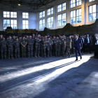 Macron entra ayer en un hangar en el que se encuentran las tropas francesas destacadas en el flanco este de la Otan. YOAN VALAT