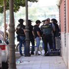 El hombre que esta madrugada ha matado a otro con un arma de fuego en un portal de un bloque de Santovenia de Pisuerga (Valladolid) se ha entregado a la Guardia Civil. NACHO GALLEGO