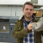 Un ingeniero de la NASA crea un tejido metálico que se fabrica y usa en el espacio