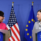 La secretaria de Comercio de EEUU, Penny Pritzker, (izquierda) y la comisaria europea de Justicia, Consumidores e Igualdad de Género, Vera Jourová, durante la presentación del acuerdo.