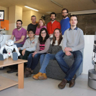 Parte del grupo de robótica de la Escuela de Ingeniería Industrial e Informática de la Universidad posa junto a los robots