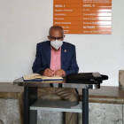 Manuel de la Fuente, ayer en el vestíbulo del Ayuntamiento. DL