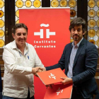 Luis García Montero, director del Cervantes, y Pablo López Presa, diputado de Cultura, tras firmar el acuerdo. DL