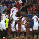 Los jugadores del Sevilla celebran el gol de Gameiro.