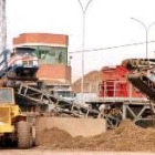 Descarga de remolacha en las instalaciones de la azucarera bañezana